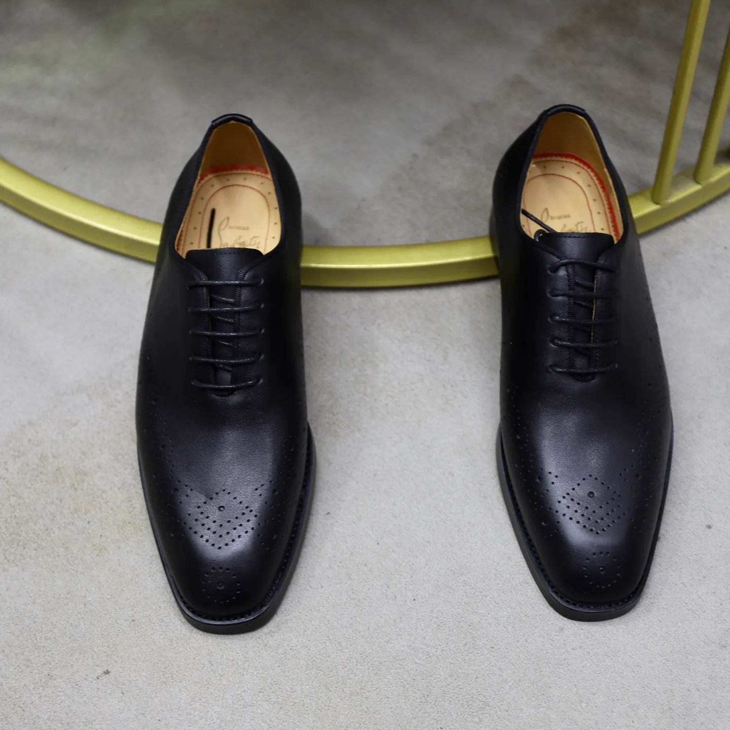 Ex-factory price: 620💰Christia*.Loubouti*🆑High-end men’s business formal leather shoes | Classic red sole shoes | Original imported first-layer cowhide | Water-dyed cowhide lining | Italian imported red rubber outsole | High-end luxury | Perfect interpretation of fashion, sunshine, style, suitable for various occasions Size: 39-44 (38.45 custom-made)